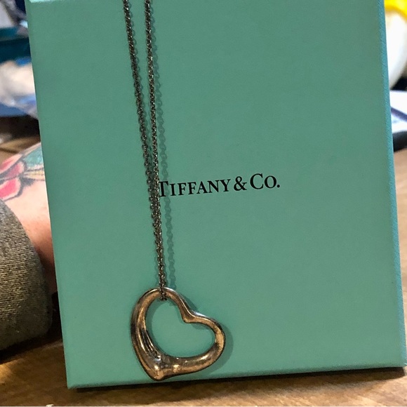 Tiffany & Co Elsa Peretti Heart necklace with pouch and bag! Sterling Silver - Picture 2 of 5